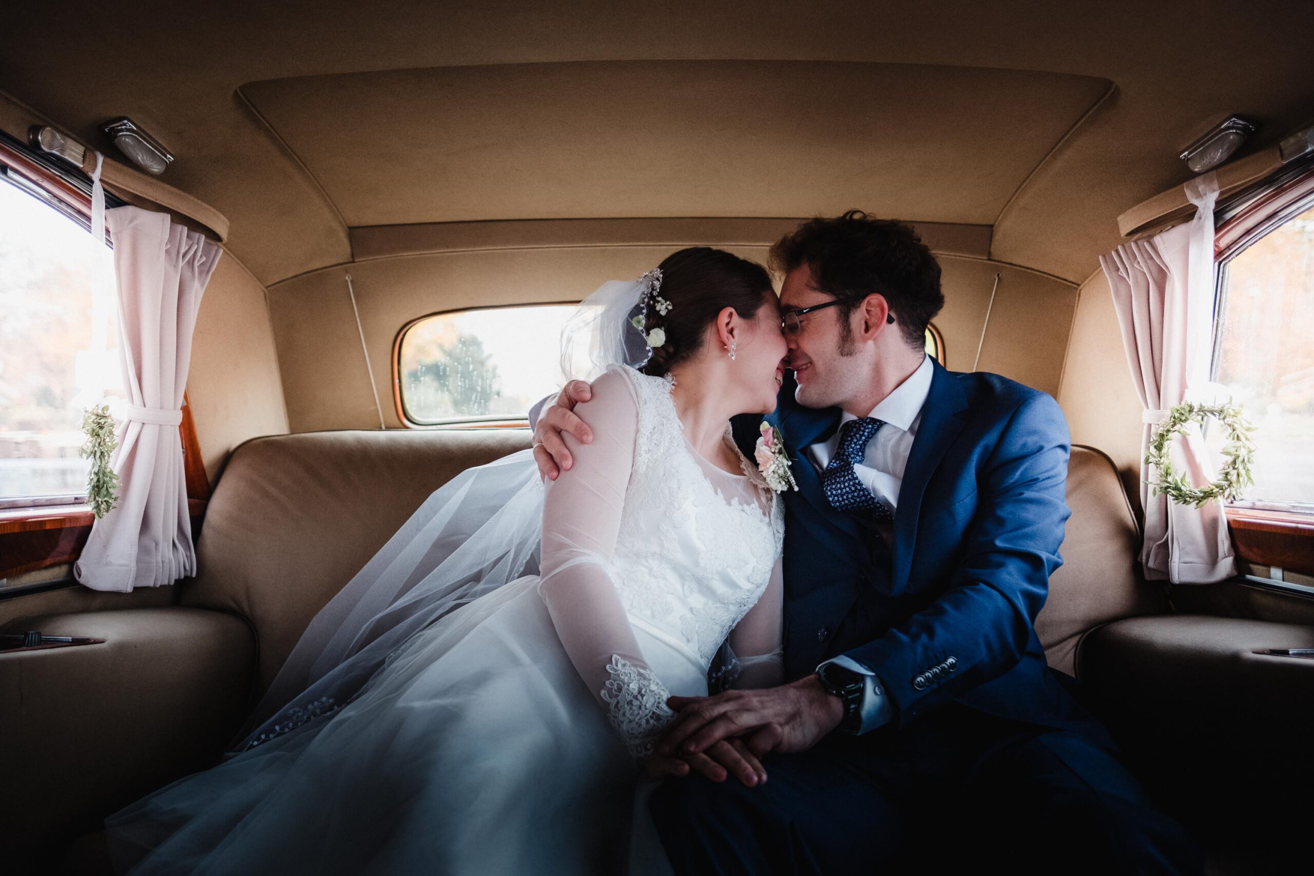 hochzeitsfotograf-hannover erlebnis brautpaar in oldtimer