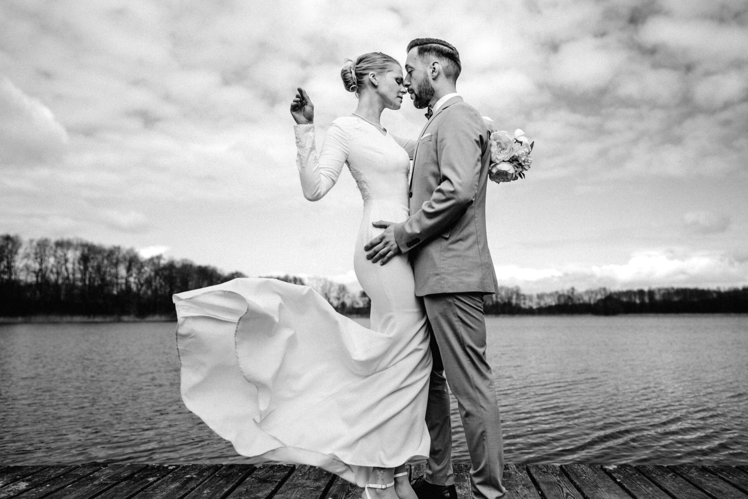 hochzeitsfotos hochzeitsfotograf hannover hochzeitsfotograf stephan groeger brautpaar am see kleid schwingt