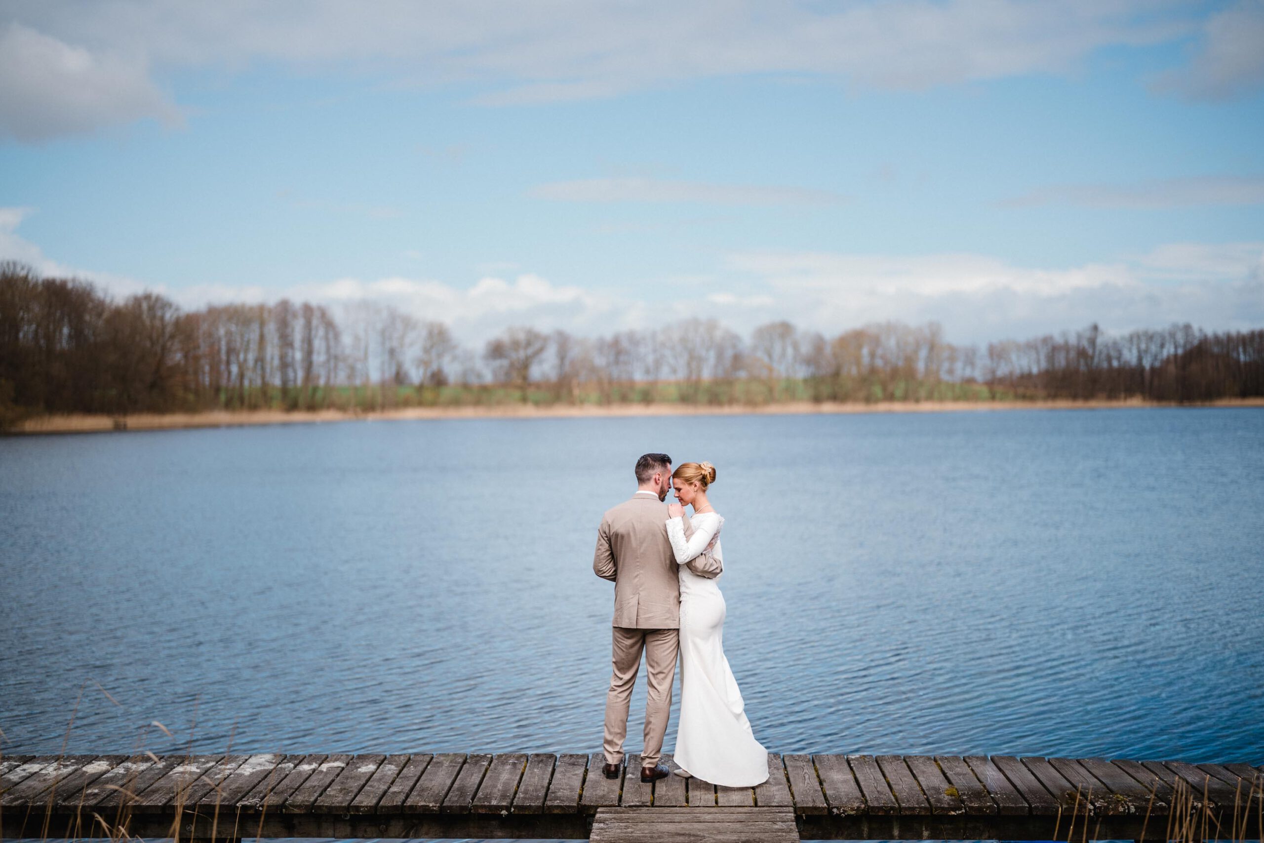 hochzeitsfotos hannover hochzeitsfotograf stephan gröger brautpaar am see