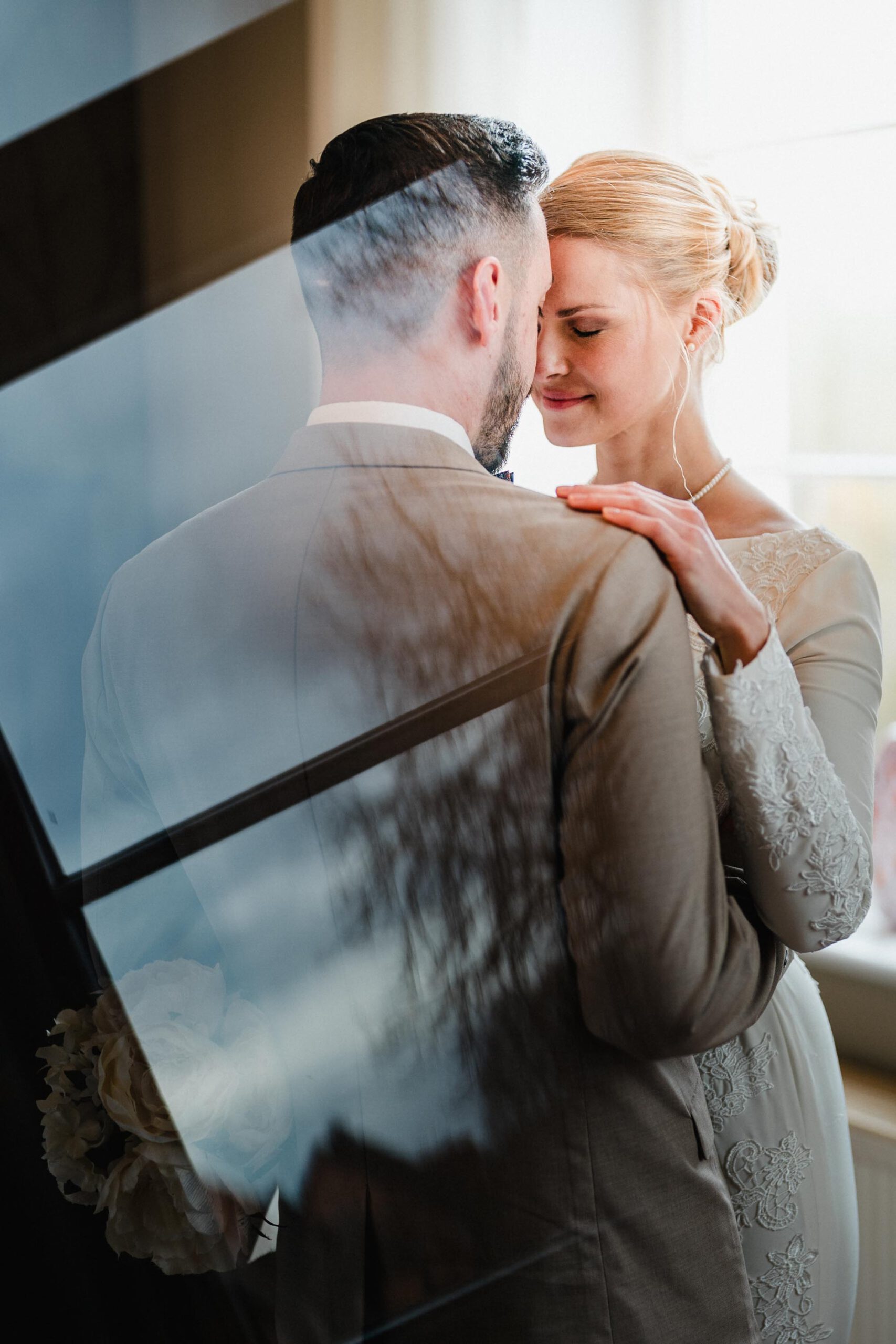 hochzeitsfotos hochzeitsfotograf hannover hochzeitsfotograf stephan groeger brautpaar innig am fenster