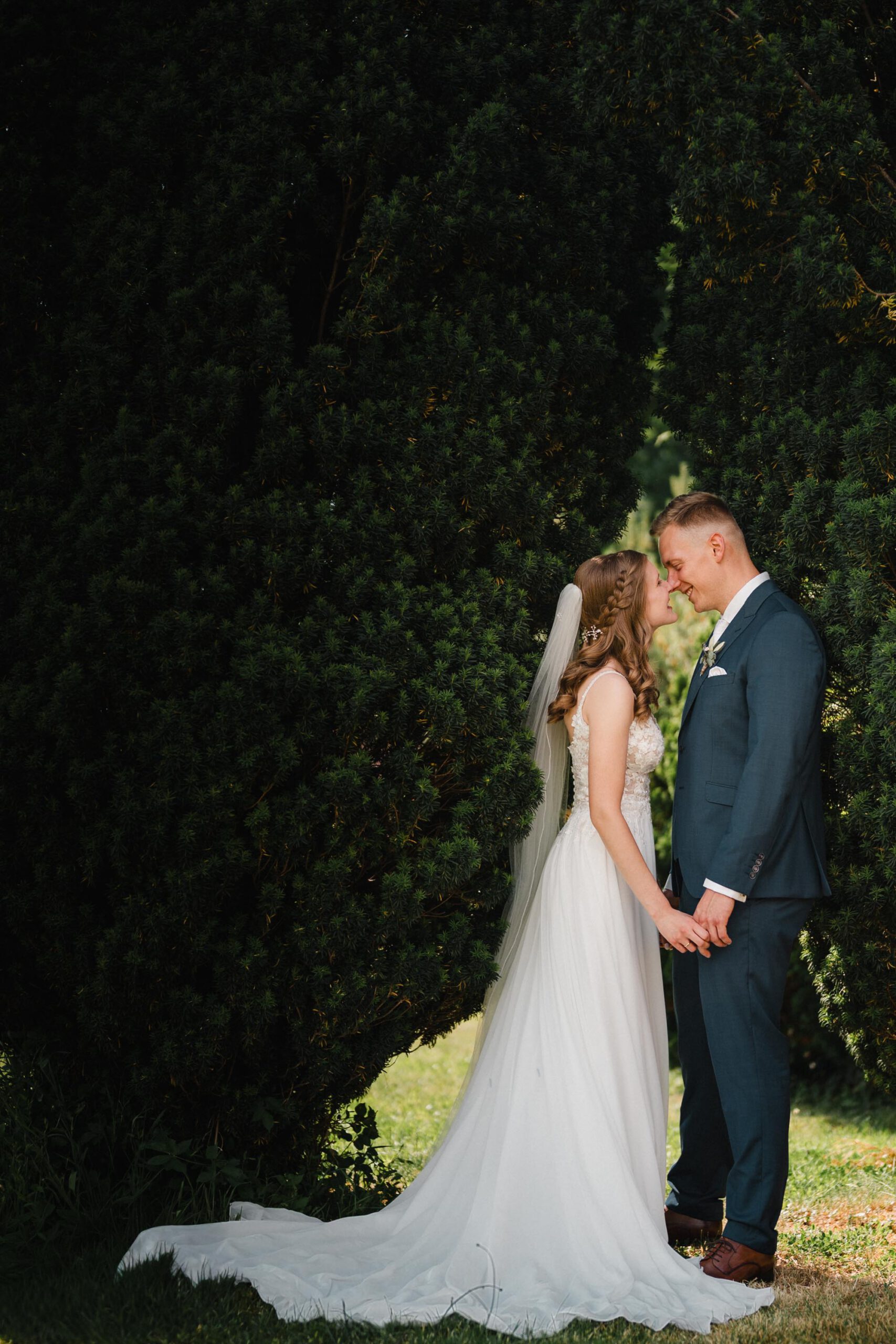 hochzeitsfotograf-hannover erlebnis brautpaar vor grün