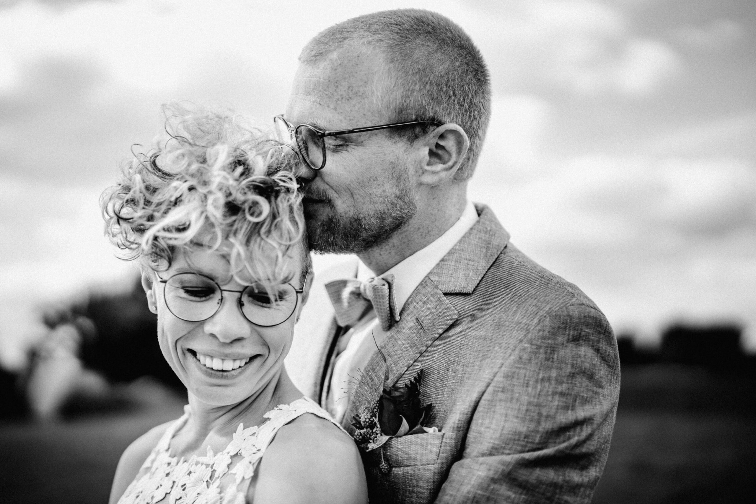 hochzeitsfotos hochzeitsfotograf hannover hochzeitsfotograf stephan groeger bräutigam küsst braut