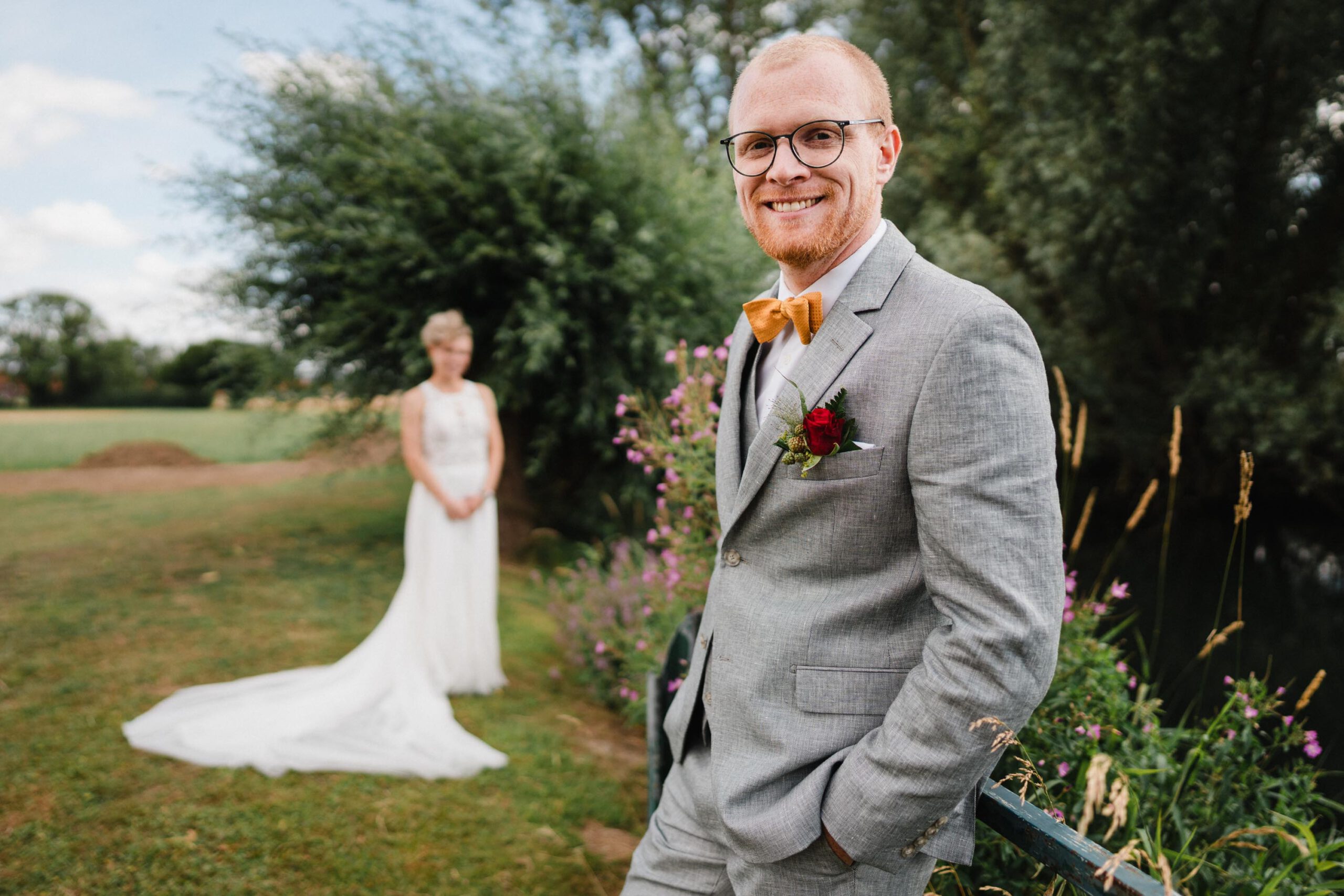 hochzeitsfotos hannover hochzeitsfotograf stephan groeger braeutigam braut im hintergrund