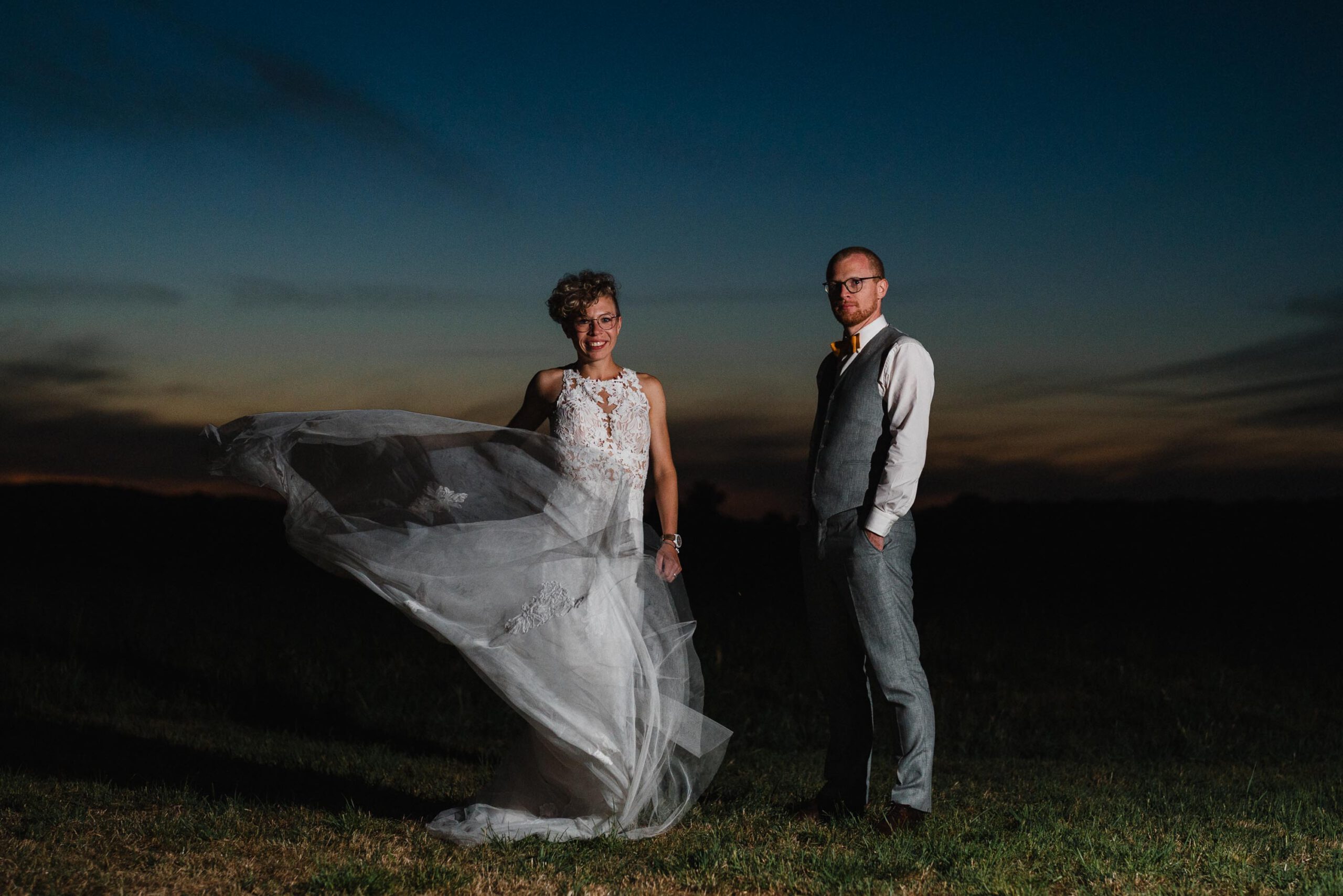 hochzeitsfotos hochzeitsfotograf hannover hochzeitsfotograf stephan groeger brautpaar bei nacht kleid schwingt