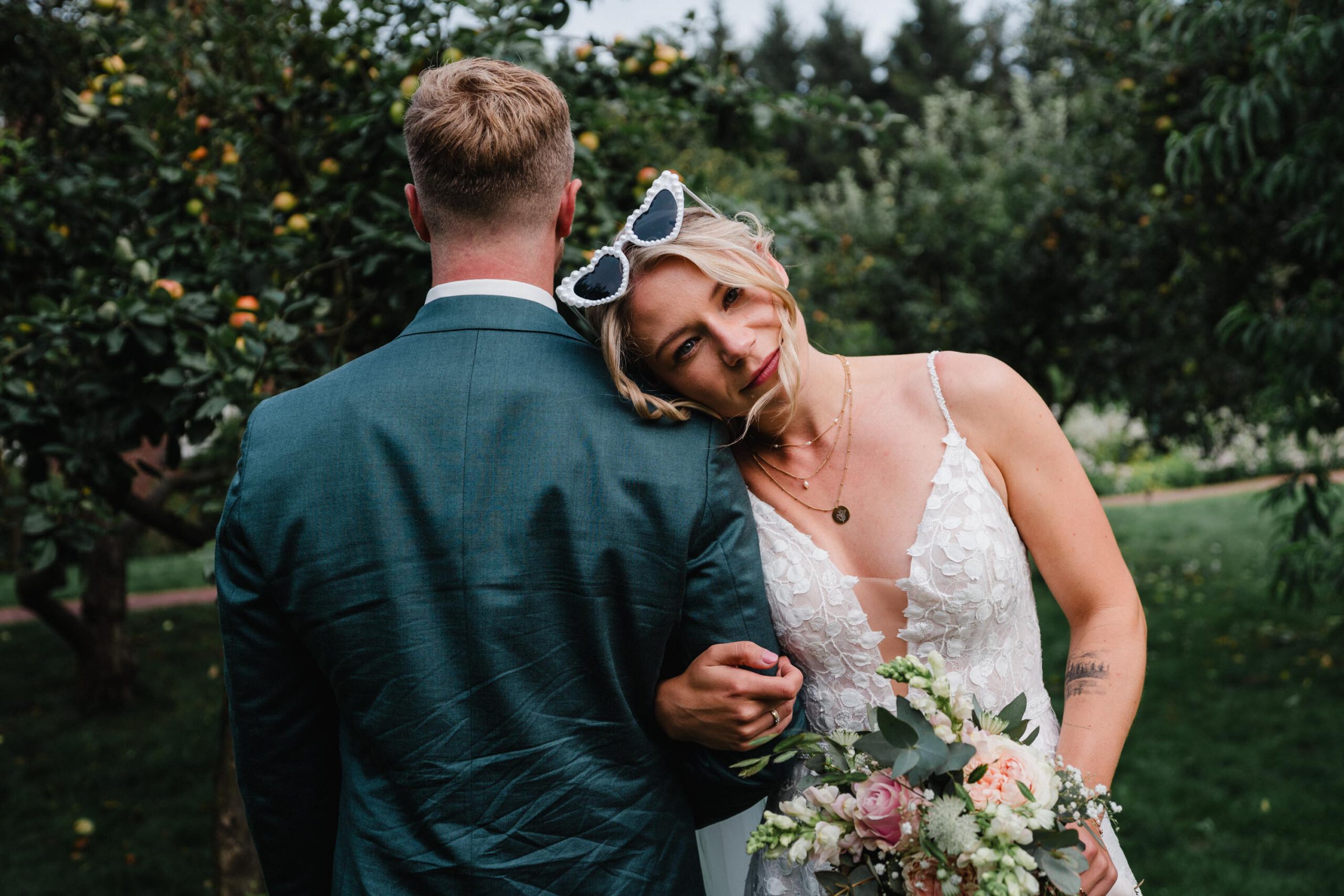 hochzeitsfotos hochzeitsfotograf hannover hochzeitsfotograf stephan groeger braut eingehakt bei bräutigam