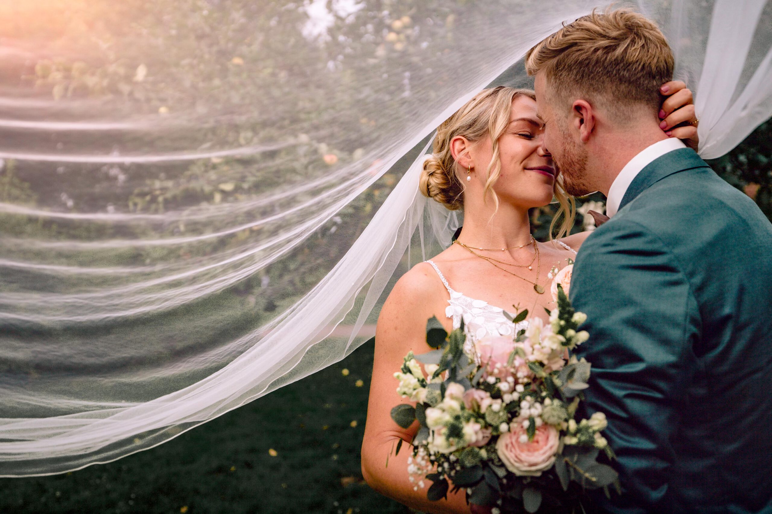 Hochzeitsfotograf Hannover Brautpaar mit Schleier