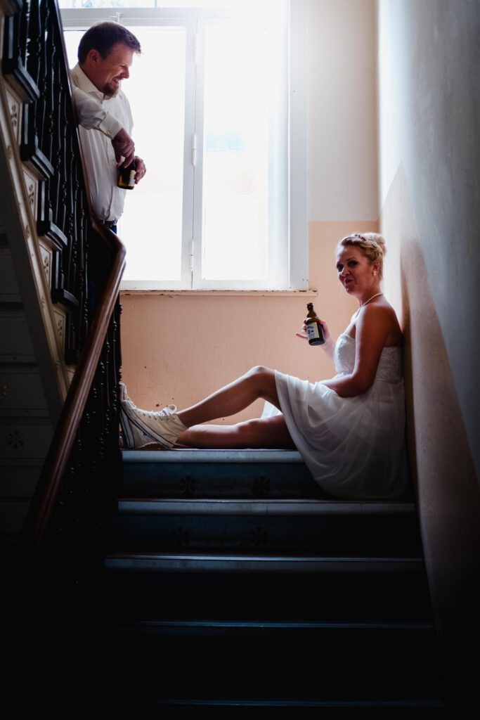 Hochzeitsfotograf Hannover Brautpaar mit Bier im Hausflur