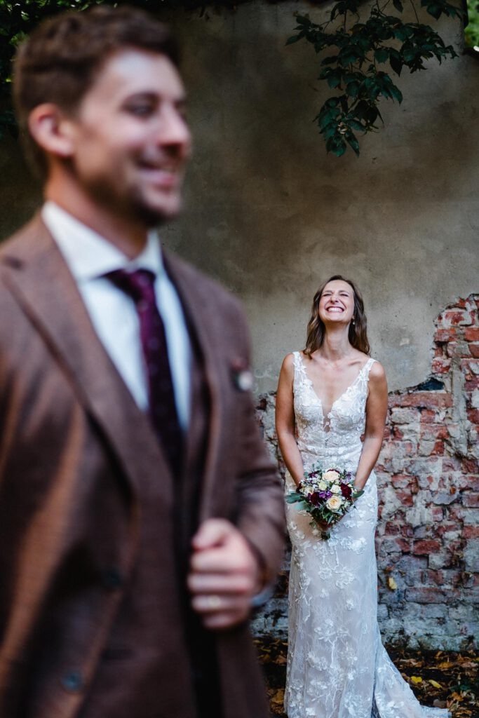 Brautpaarshooting mit lachender Braut am Standesamt Ütze vom Hochzeitsfotograf Stephan Gröger aus Hannover