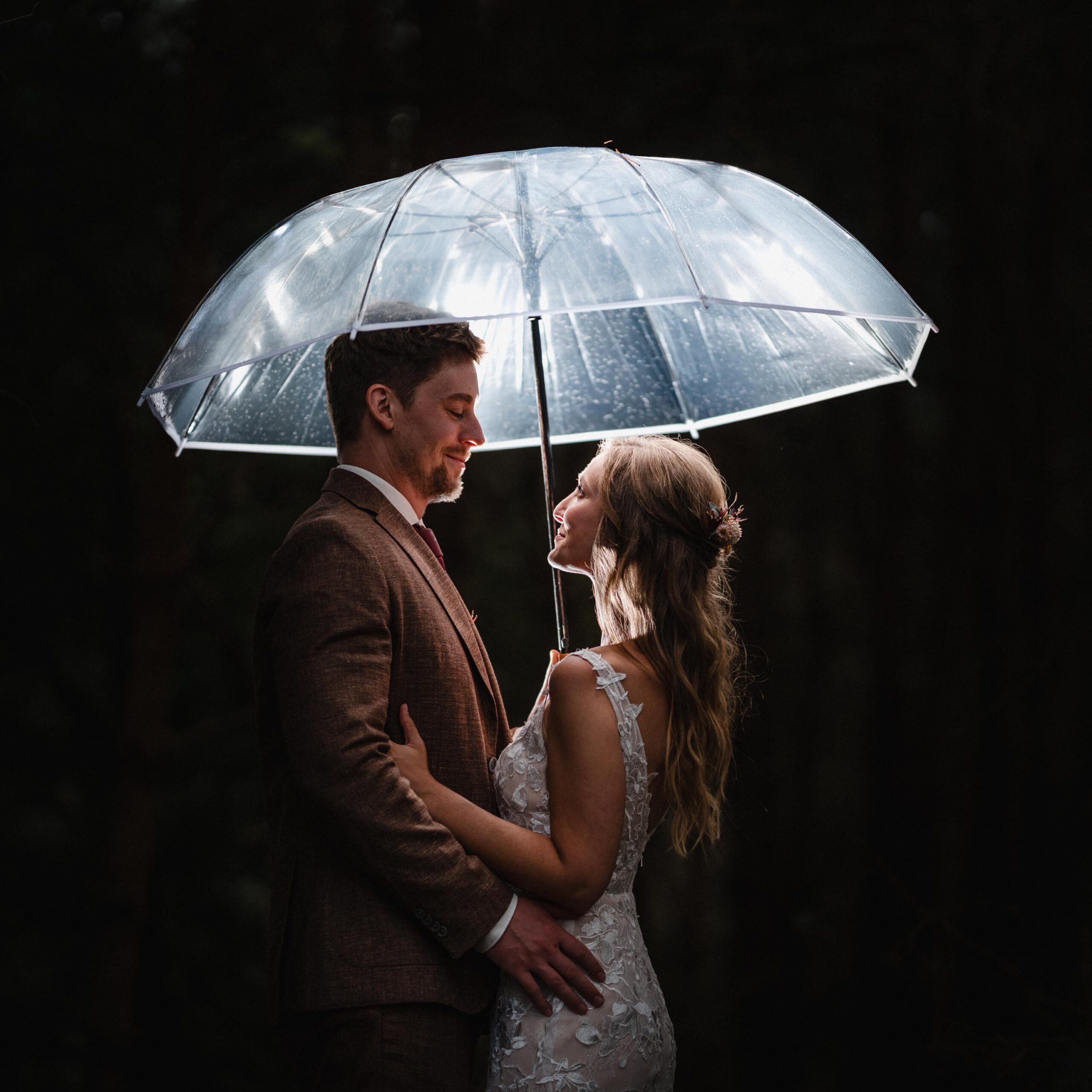 Stephan Gröger Hochzeitsfotograf Hannover Brautpaar im Regen unter Schirm