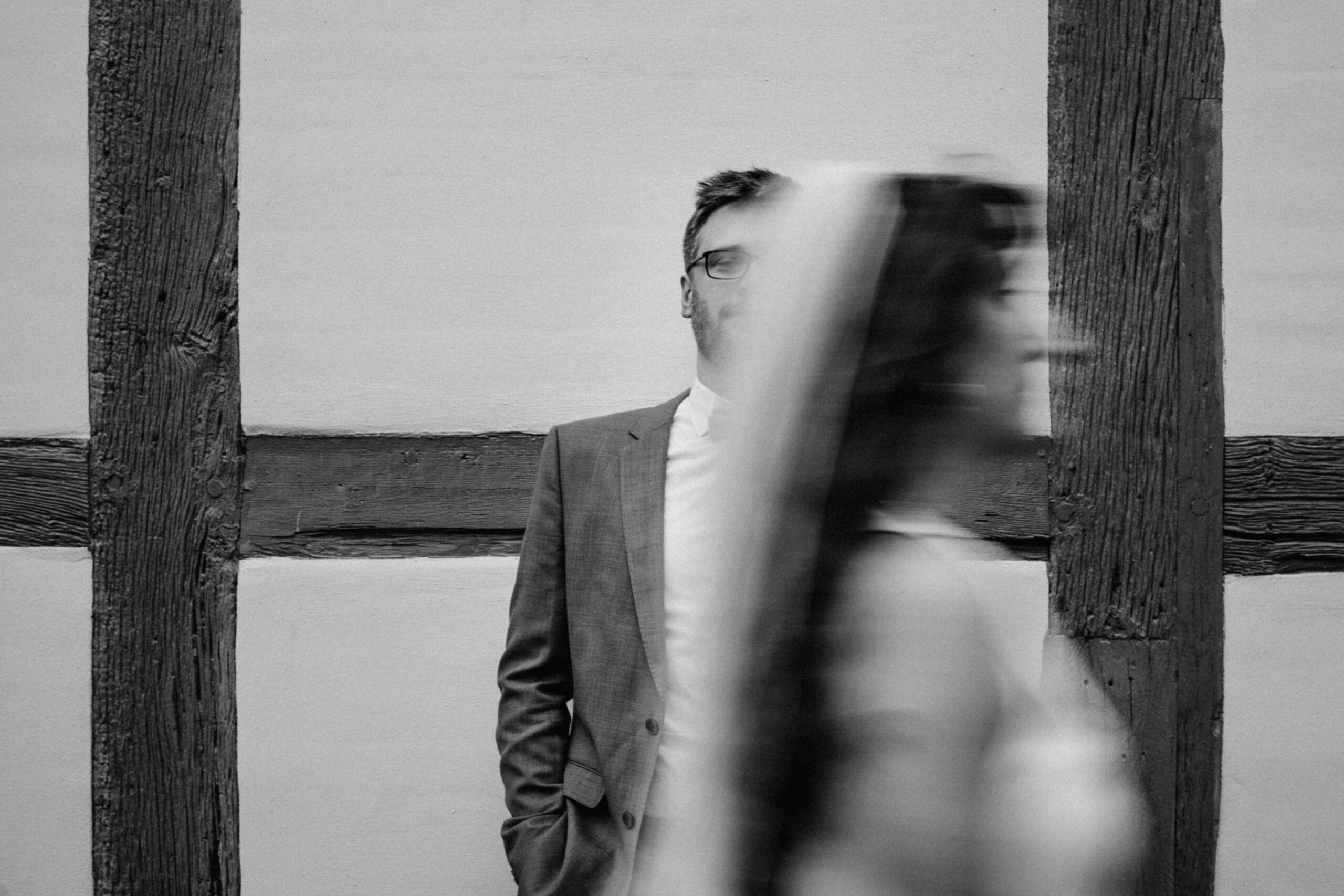 hochzeitsfotos hochzeitsfotograf hannover hochzeitsfotograf stephan groeger braut verschwommen vor bräutigam