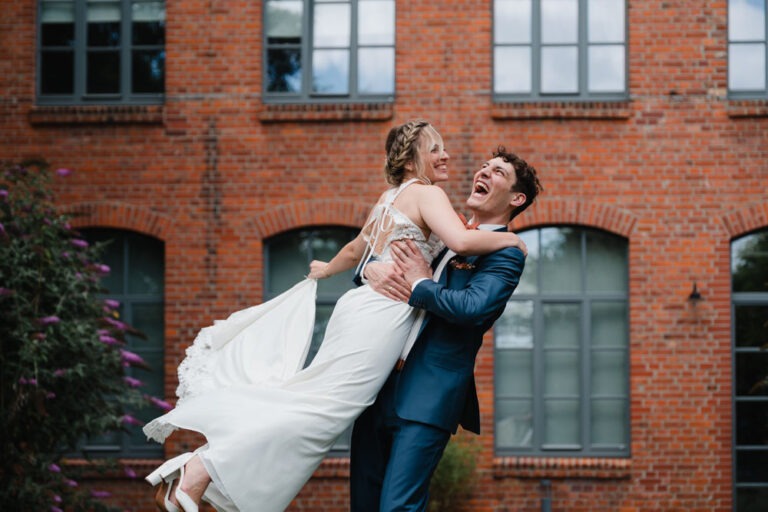 brautpaar jubelt am helmkehof vom Hochzeitsfotograf Stephan Gröger aus Hannover