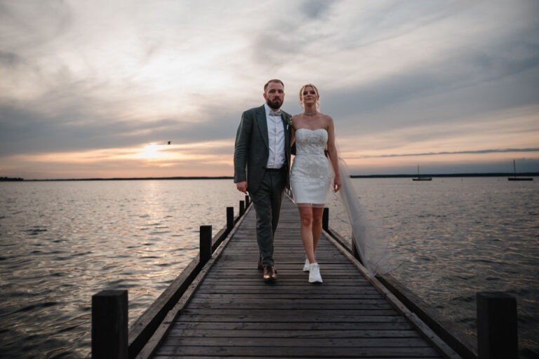 Brautpaar auf einem Steg in Steinhude von Hochzeitsfotograf Hannover
