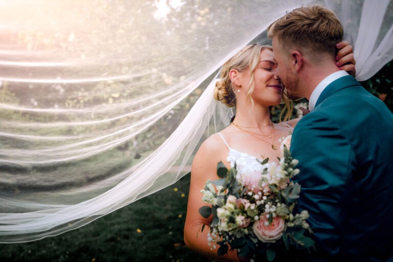 Brautpaar unterm Schleier innig und vertraut vom Hochzeitsfotograf aus Hannover Stephan Gröger