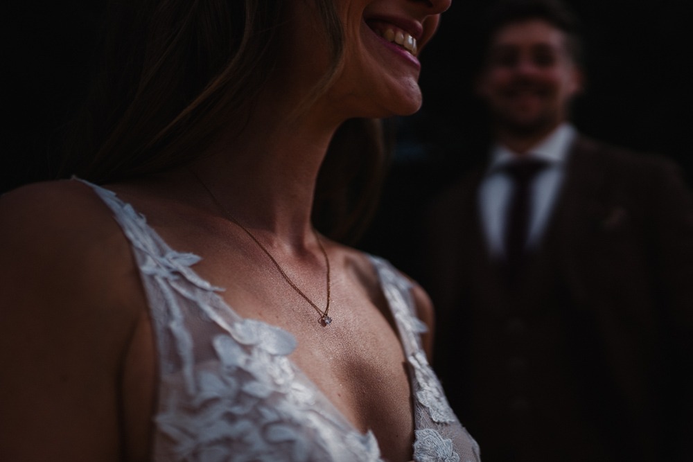 Die Kette einer Braut in der Sonne vom Hochzeitsfotograf Stephan Gröger aus Hannover