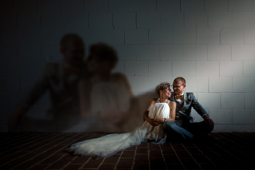 Brautpaar im Lichtstrahl vom Hochzeitsfotograf Stephan Gröger aus Hannover