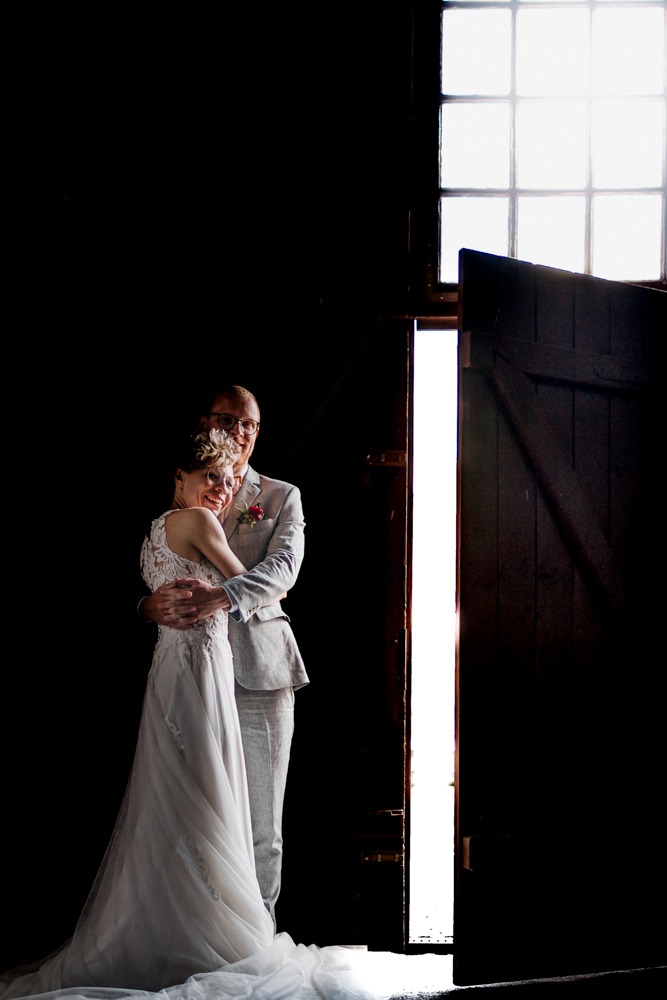Brautpaar im Licht eines Türspalt vom Hochzeitsfotograf Stephan Gröger aus Hannover