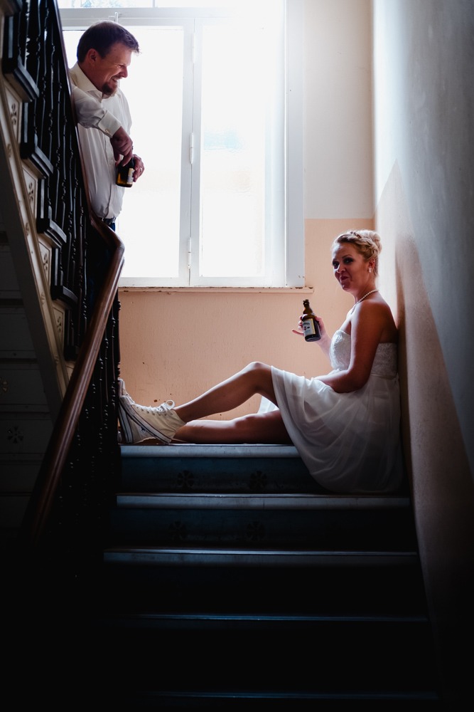 Brautpaar mit Bier im Treppenhaus Altbau vom Hochzeitsfotograf Stephan Gröger aus Hannover