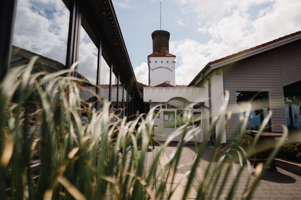 Auf der Terrasse der Steinhuder Strandterrassen vom Hochzeitsfotgraf Hannover Stephan Gröger