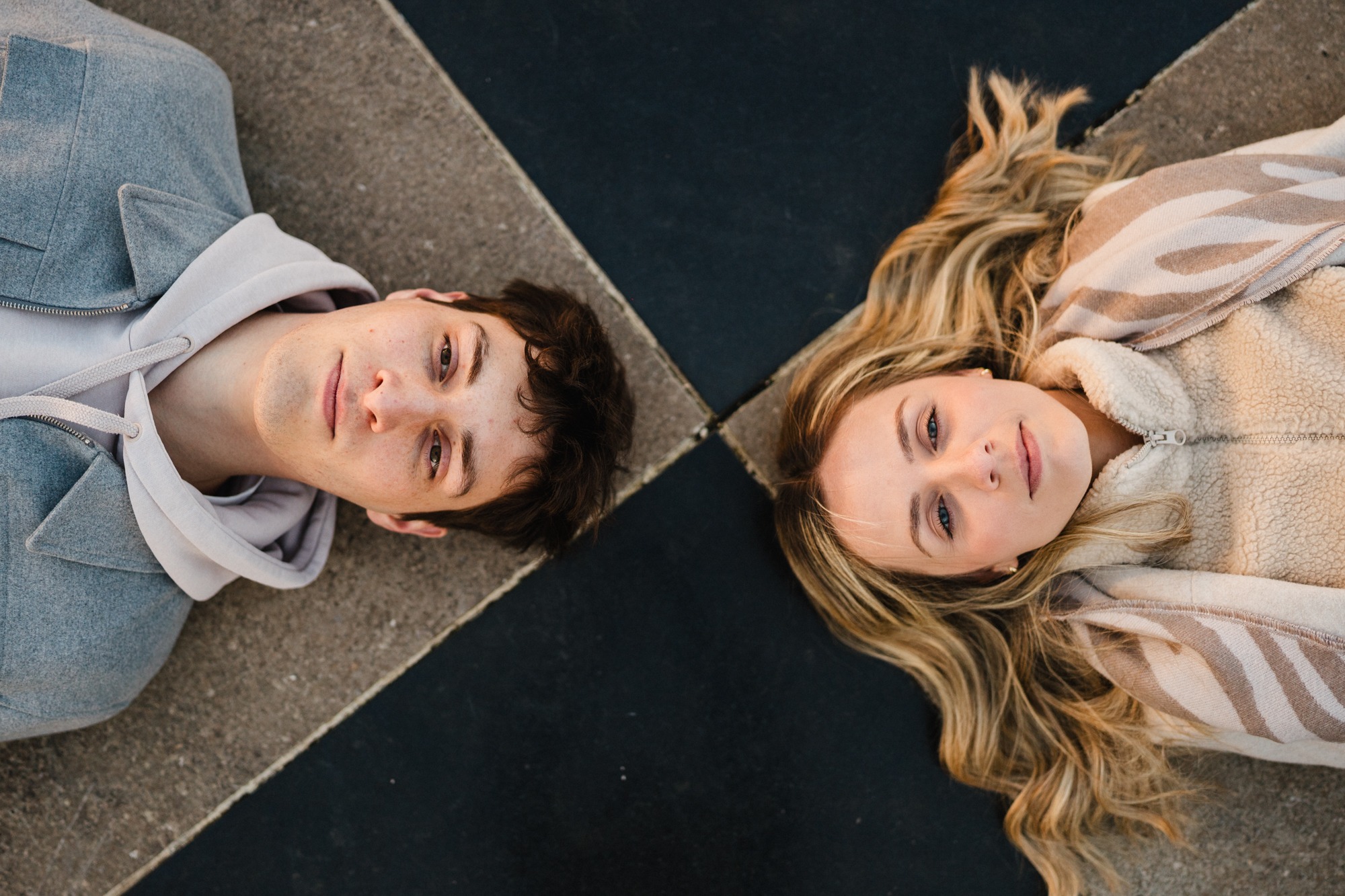 Hochzeitsfotograf Hannover, Paarshooting, Paar liegt auf Boden