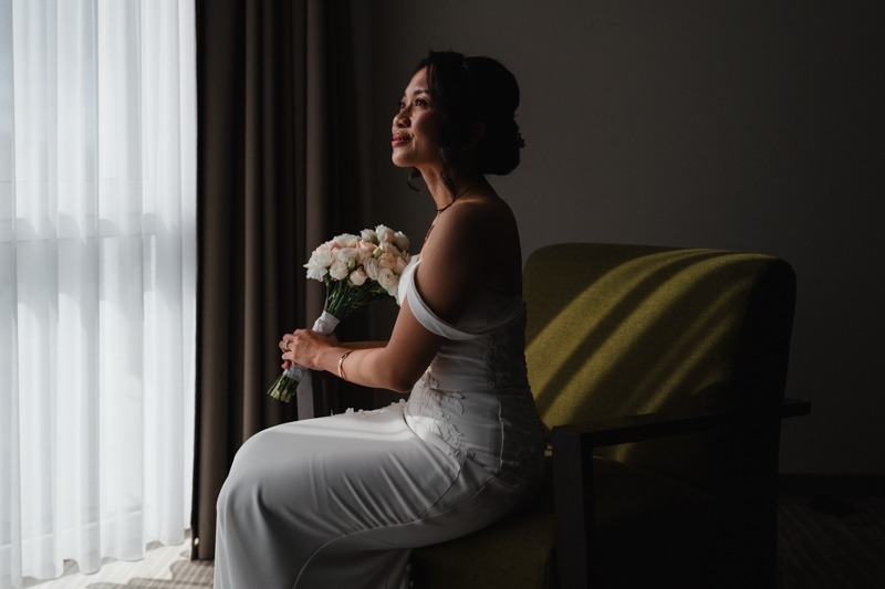 Hochzeitsfotograf Hannover Getting Ready Braut am Fenster auf Sessel